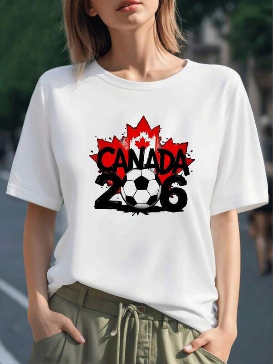 Balón de fútbol frente a una hoja de arce roja que simboliza la pasión deportiva y la fuerza nacional de Canadá camiseta para mujer 100% algodón cómoda y moderna - Negro - Ver 1