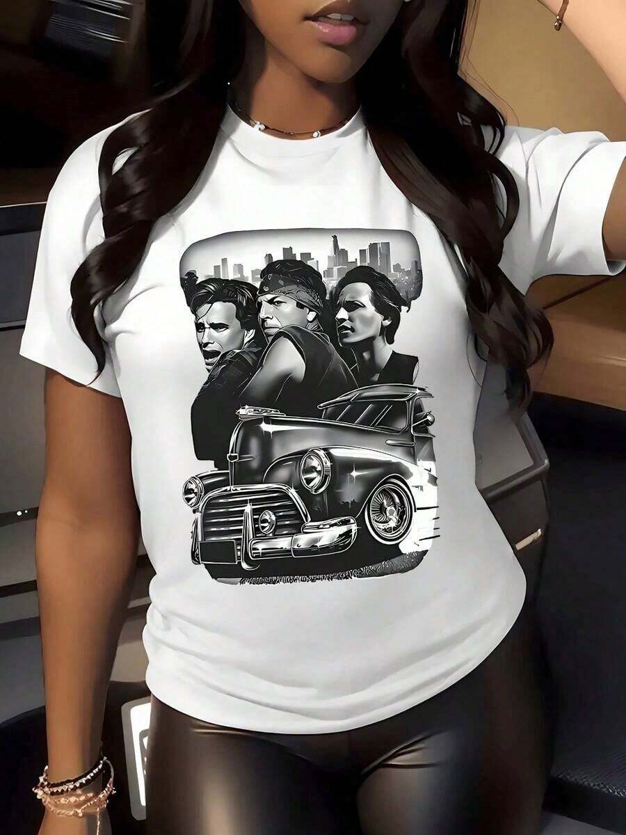 En el fondo se encuentra una gran metrópoli, con tres siluetas que representan la poderosidad de la ciudad, y un coche clásico brillante que simboliza elegancia y nostalgia.Camiseta moderna e informal para mujer, adecuada para el uso diario. - Blanco - Ver 1