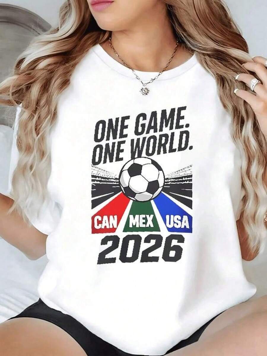 Balón de fútbol con las banderas de Canadá México y Estados Unidos simbolizando unión pasión deportiva y espíritu global rumbo al 2026 camiseta de mujer casual cómoda y moderna - Negro - Ver 1
