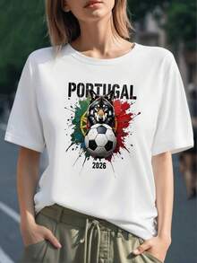 Lobo rodeado por los colores vibrantes de Portugal que simbolizan fuerza coraje y pasión por el fútbol junto a un balón representando unidad y espíritu deportivo camiseta para mujer 100% algodón - Negro - Ver 1