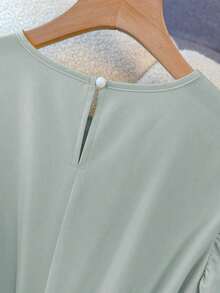 Vestido de mujer de longitud media, cómodo y suave, sin estiramiento, con cuello redondo, mangas de vuelo, cintura elástica, decoración de botones de perla, estilo francés elegante y versátil para vacaciones y viajes, color albaricoque, primavera - Verde Gris - Ver 3