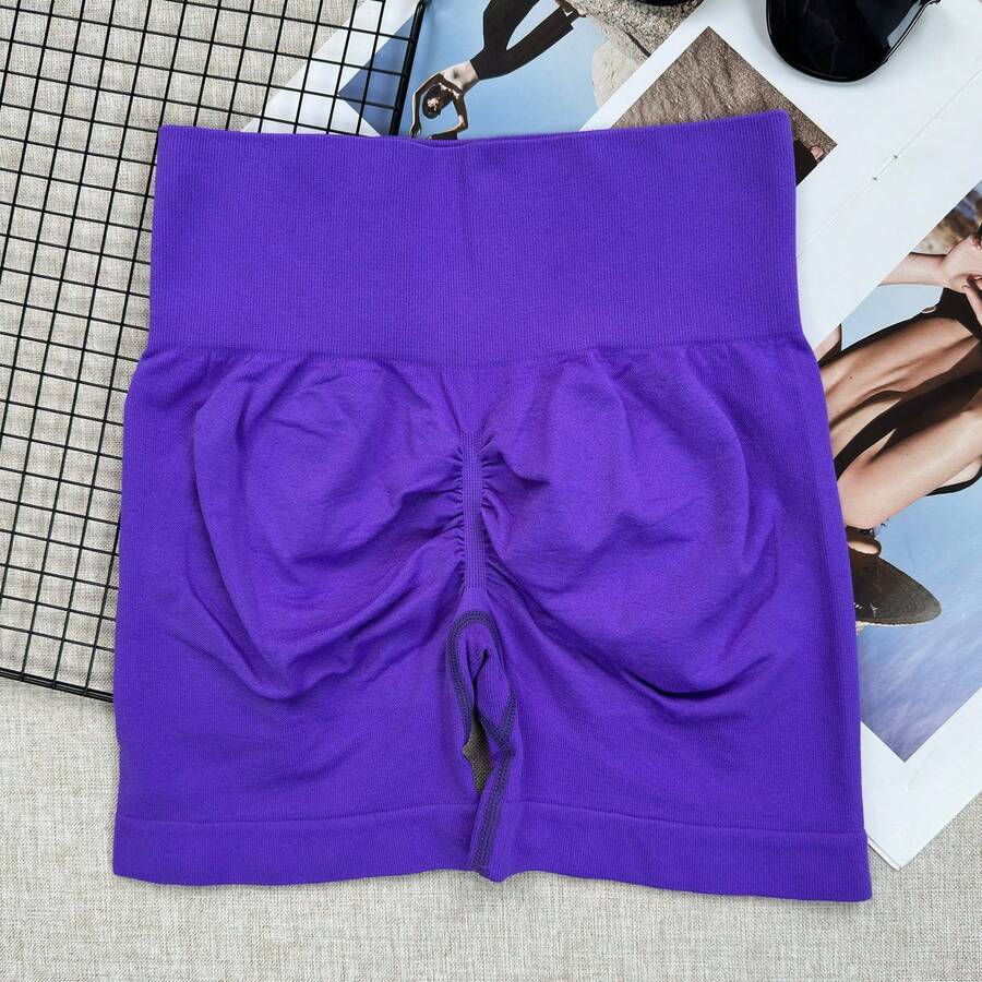 Quần short bó sát màu đào không đường may, cạp cao ôm sát giúp thon gọn và nâng đỡ hông, thích hợp cho chạy bộ, tập thể dục, yoga.