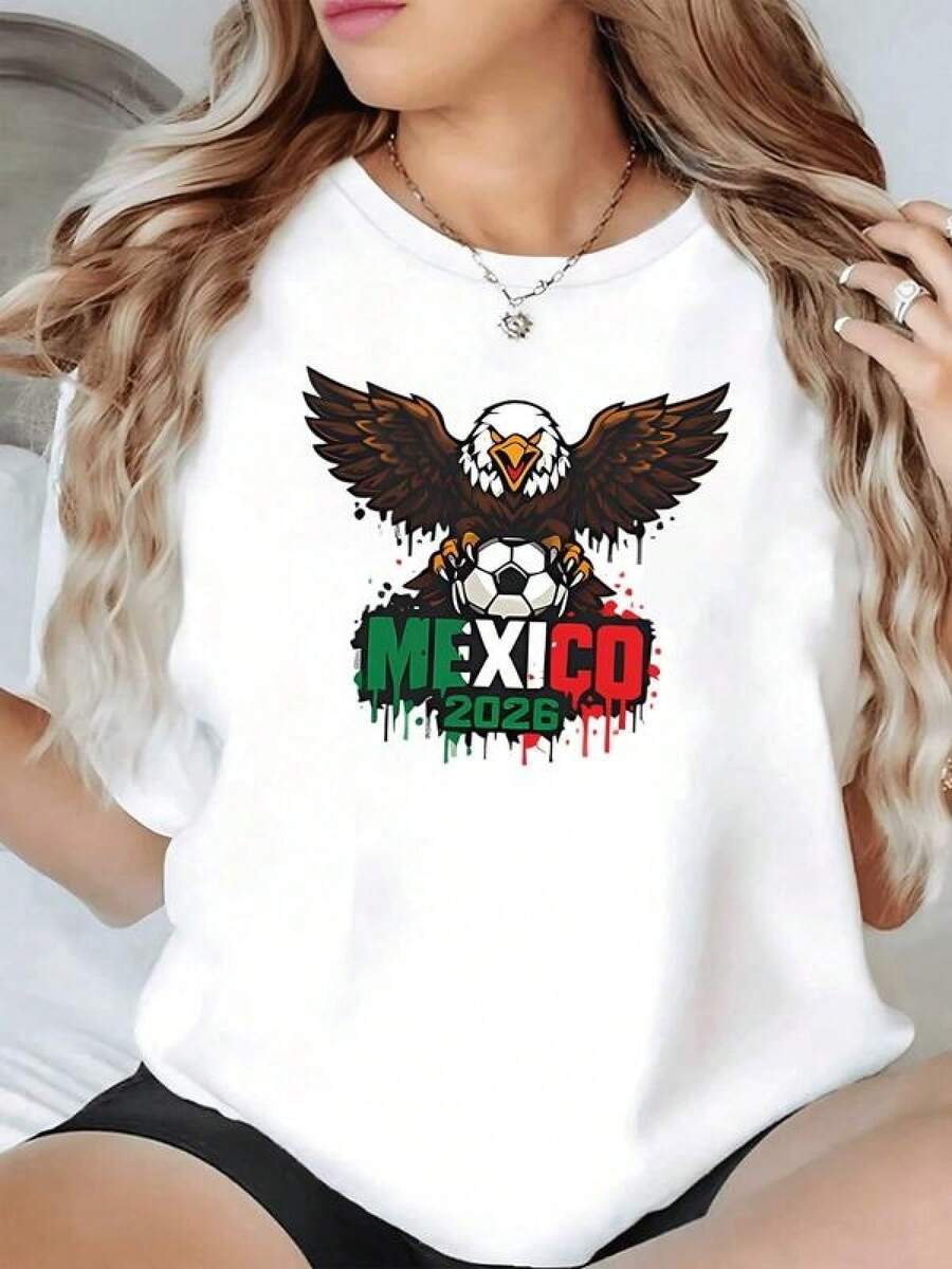 Águila poderosa sosteniendo un balón sobre la palabra México 2026 con colores verde blanco y rojo simbolizando orgullo nacional y pasión futbolera camiseta de mujer casual moderna para aficionados del deporte - Negro - Ver 1