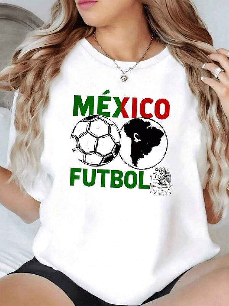 Símbolos de pasión nacional con balón y mapa resaltando el espíritu deportivo de México y el orgullo por su fútbol unido en colores patrios camiseta de mujer casual para amantes del deporte y la moda - Negro - Ver 1