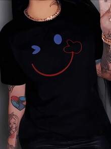 A Winking Smile Forming A Cheerful Silhouette Conveys Positive Energy And Youthful Spirit, Ideal For Expressing Good Humor And Confidence On Any Occasion. A Modern, Comfortable, Casual Women's T-Shirt For Summer. - 黑色 - 查看 8