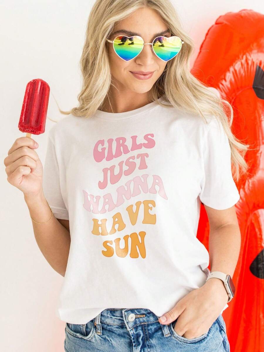 White T-Shirt With A Rainbow-Colored Print That Reads "Girls Just Want Sunshine." The Text Uses A Retro Font Style. Oversized Short-Sleeved T-Shirt With Lettering, Standard Crew Neck, Made Of Pure Cotton, Comfortable And Breathable. - 白色 - 查看 1
