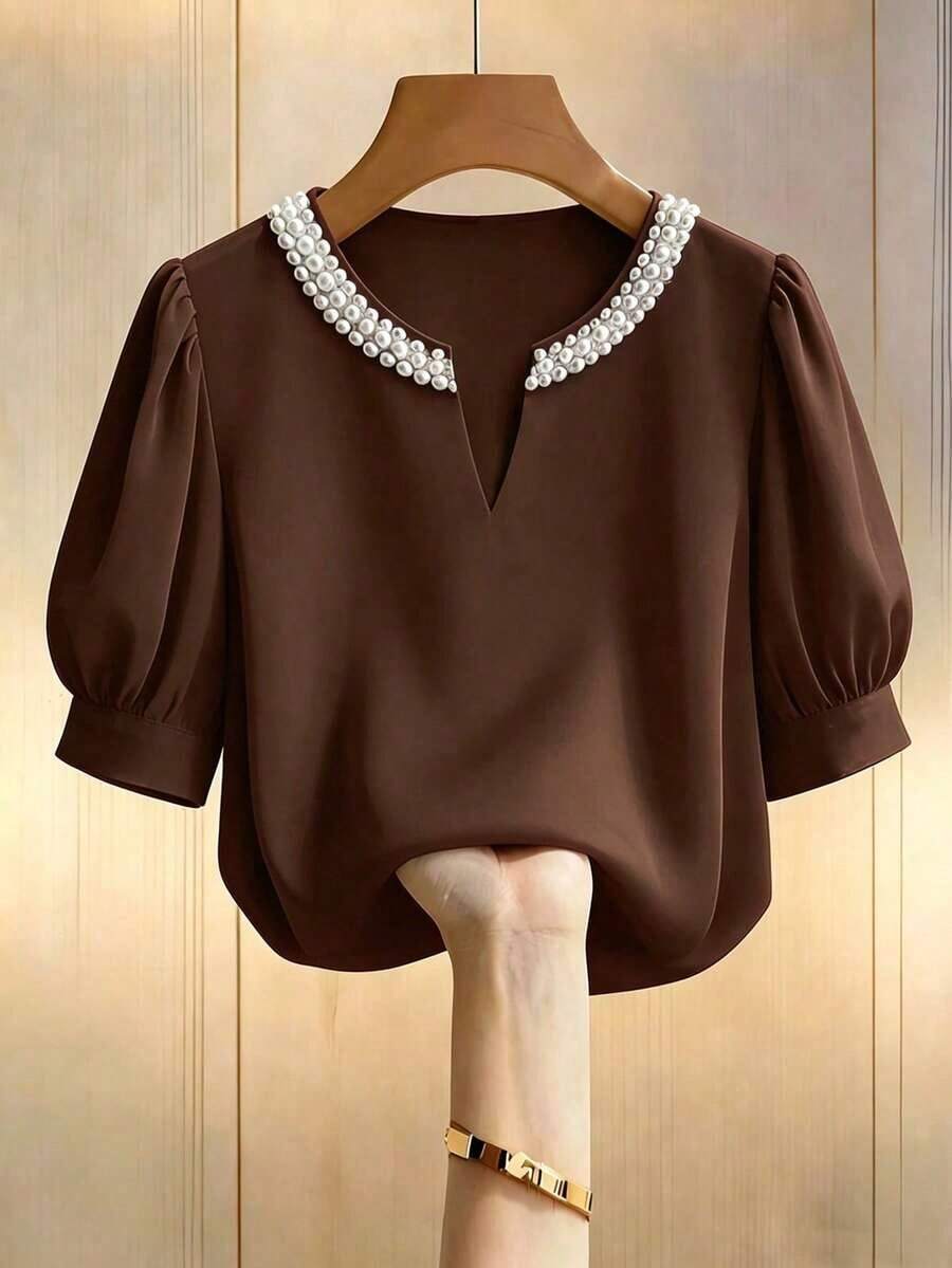 Blusa casual elegante de mujer con cuello redondo en color champán, cuello en V, manga corta abullonada, con adornos de perlas falsas, corte holgado, adecuada para ir a trabajar, elegancia cotidiana.Elegante, casual, atuendo casual para mujer, ro - Marrón - Ver 1