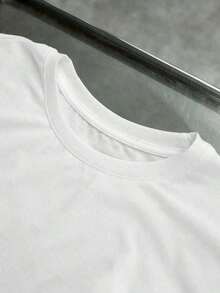 Limited EditionEsta camiseta perfecta para que las mujeres la usen en primavera y verano. Presenta un clásico estampado de leopardo en blanco y negro lleno de patrones de corazones y la leyenda manuscrita Wild Love. Tiene un toque pero a la vez fresco e individualista, convirtiéndola en un gran artículo para crear un estilo de chica caliente.Lightweight Cotton - Blanco - Ver 4