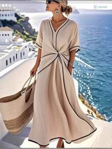 Vestido de mujer color albaricoque con detalles en contraste negro, escote en V, corte en la cintura con volantes, bolsillos laterales, tejido ligero ideal para verano, estilo casual elegante perfecto para vacaciones, playa y viajes, moda resort - Albaricoque - Ver 1