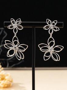 1 Pair Women's Fashion Dangle Earrings, Minimalist Hollow Flower Stud Earrings, Suitable For Daily Wear - Silver Earrings - View 3