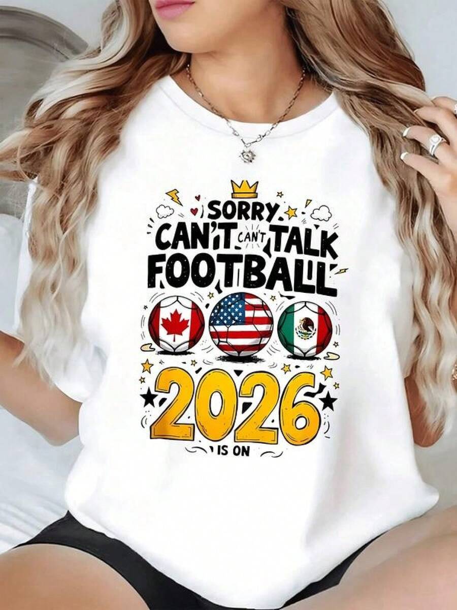 Tres balones con las banderas de Canadá Estados Unidos y México simbolizan la unión deportiva y la pasión compartida por el fútbol rumbo al 2026 camiseta de mujer casual moderna cómoda ideal para fanáticas del deporte - Negro - Ver 1