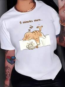 Gato dormido sobre una almohada junto a un despertador simboliza el deseo de descansar cinco minutos más y disfrutar la calma del amanecer camiseta de mujer casual blanca cómoda para uso diario - Blanco - Ver 1