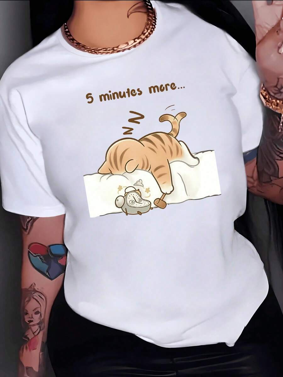 Gato dormido sobre una almohada junto a un despertador simboliza el deseo de descansar cinco minutos más y disfrutar la calma del amanecer camiseta de mujer casual blanca cómoda para uso diario - Blanco - Ver 1