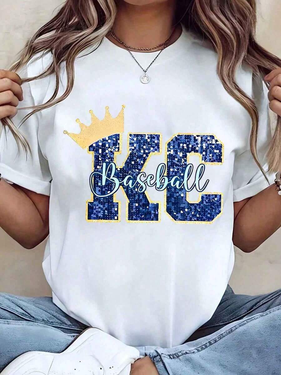 Designed For Modern, Stylish, And Comfortable Women. Women's T-Shirt With A Sparkly Crown Print, KC Baseball Style, Crew Neck, Casual Top, Ideal For Gifting, 220g. Made With Premium Soft And Breathable Fabric, Designed For All-Day Comfort And Versatile Everyday Wear, Perfect For Casual Outings. - 白色 - 查看 1