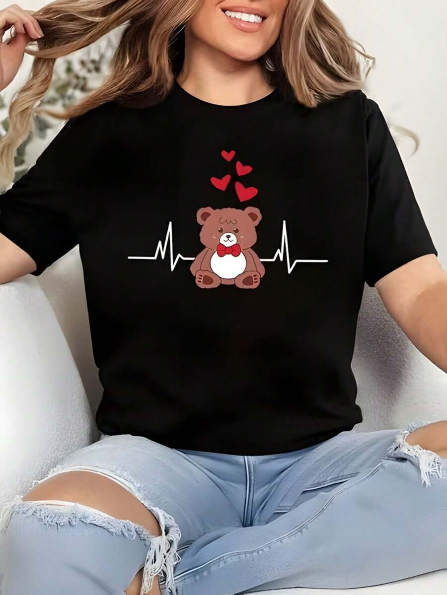 Camiseta de Mujer con Oso de Peluche Marrón, Lazo Rojo, Línea de Latidos del Corazón Blanca y Corazones Rojos en la Parte Superior, Diseño de Dibujos Animados para Camiseta Gráfica - Negro - Ver 1