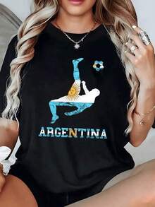 Figura de jugador realizando una acrobática chilena con colores de la bandera argentina y el sol radiante que simboliza pasión honor y orgullo deportivo nacional camiseta de mujer casual única para fanáticas del fútbol - Negro - Ver 6