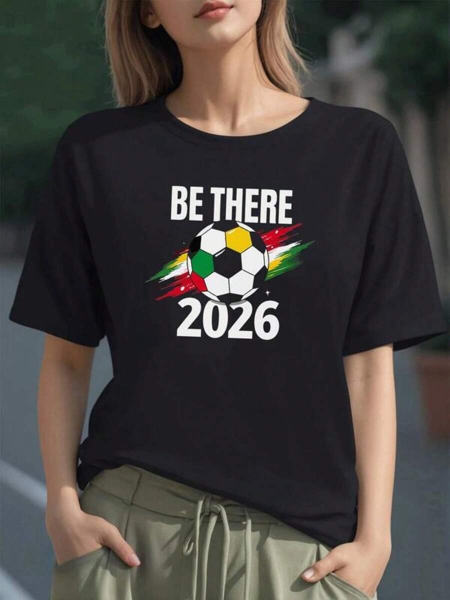 Balón de fútbol con colores vibrantes de México y la frase Be There 2026 que inspira pasión por el torneo mundial camiseta para mujer 100% algodón cómoda y moderna - Negro - Ver 1