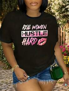 Camiseta para mujer |   Camiseta negra casual con letras rosas y moradas y estampado de labios |   Poliéster-spandex |   Cuello redondo, mangas cortas |   Lavable a máquina |   Ajuste cómodo para primavera/verano - Negro - Ver 2