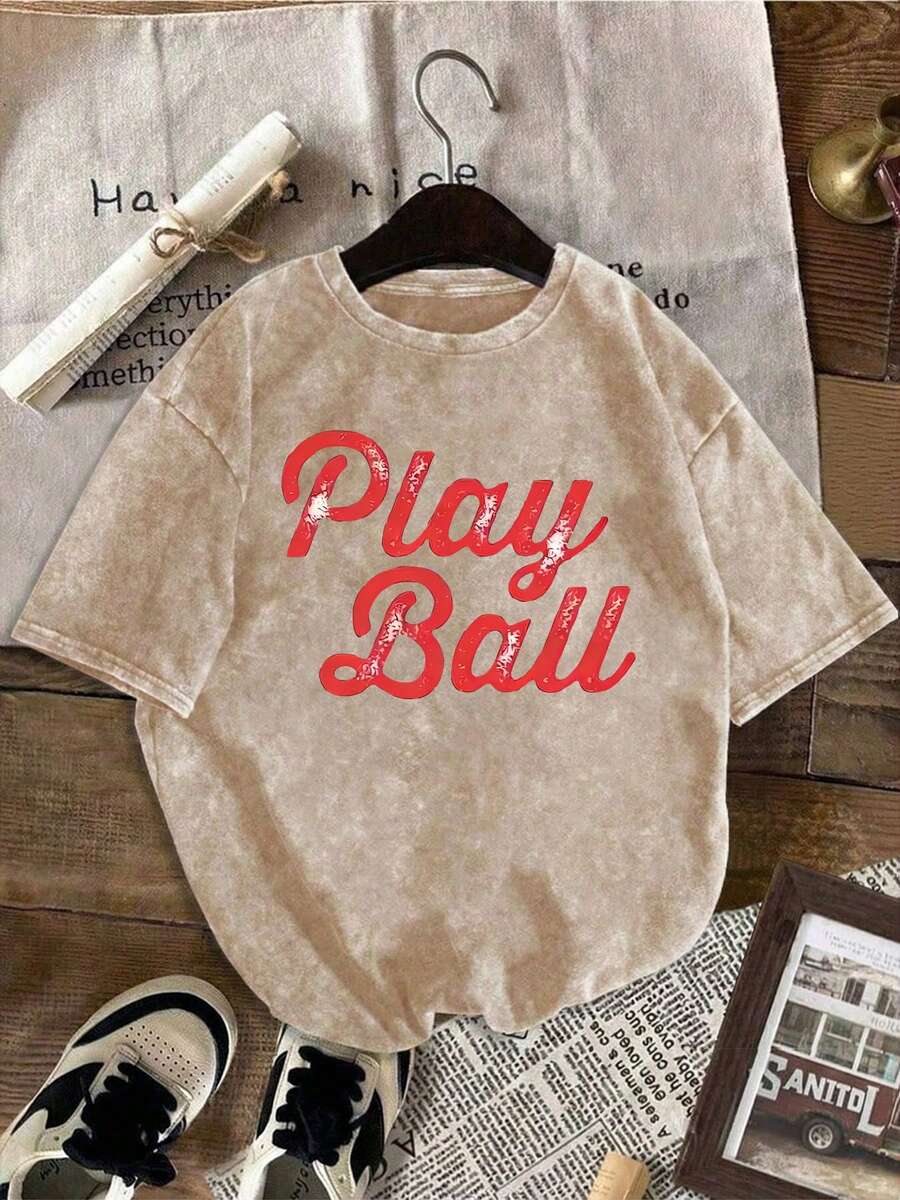 大尺碼運動風做舊 T-shirt,復古紅色 Play Ball 印花,青春感夏季上衣,適合觀賽與旅行 - 杏色 - 查看 1