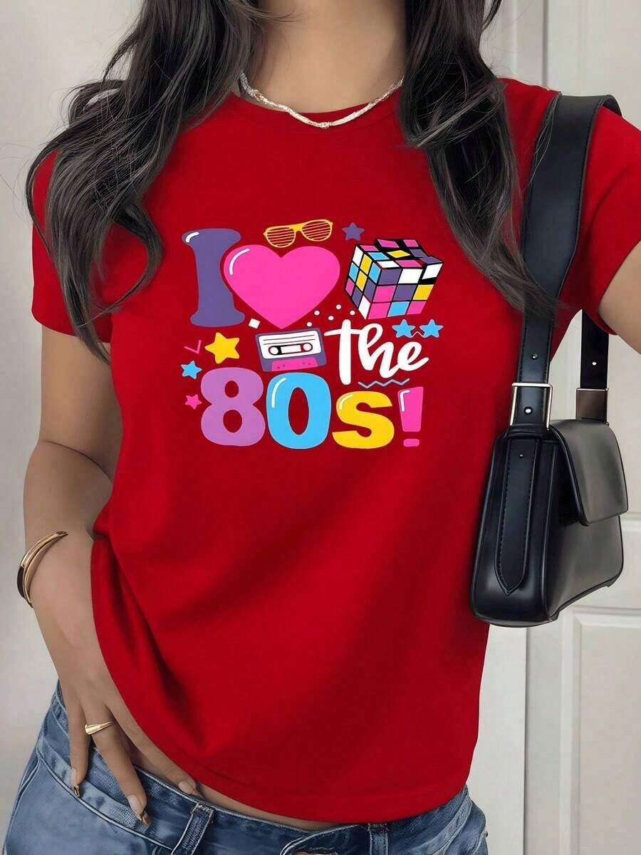 Gráfico colorido con mensaje I love the 80s acompañado de cubo Rubik gafas cassette y estrellas evocando energía retro en camiseta para mujer 100% algodón - Rojo - Ver 1