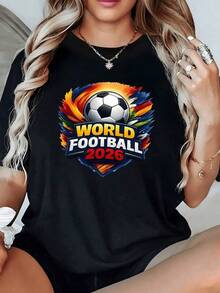 Balón de fútbol rodeado de pinceladas coloridas que simbolizan la energía y unión del deporte mundial con el año 2026 como emblema de pasión y celebración camiseta de mujer casual moderna cómoda para fanáticas del fútbol - Negro - Ver 1