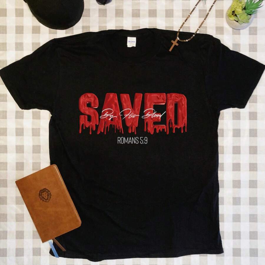 Camiseta Salvado Por Su Sangre, Camiseta Salvado, Salvado, Romanos, Versículo Bíblico, Ropa Cristiana, Camiseta Jesús Salva - Negro - Ver 1