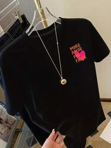 This Printed Short-Sleeved T-Shirt Features Designs On The Front And Back, Making It A Fashionable Summer Option You'll Love Even More. Please Show Some Extra Love To This Casual Women's Short-Sleeved Crew Neck T-Shirt – Made Of Polyester And Spandex Fabric, It's Comfortable And Stretchy, A Classic Design. - 黑色 1 - 查看 3