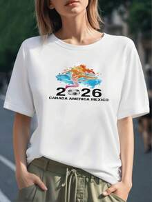 Figura colorida de una jugadora corriendo tras un balón que simboliza la pasión y energía del fútbol mundial 2026 celebrando la unión entre Canadá América y México camiseta para mujer 100% algodón cómoda y resistente - Negro - Ver 1