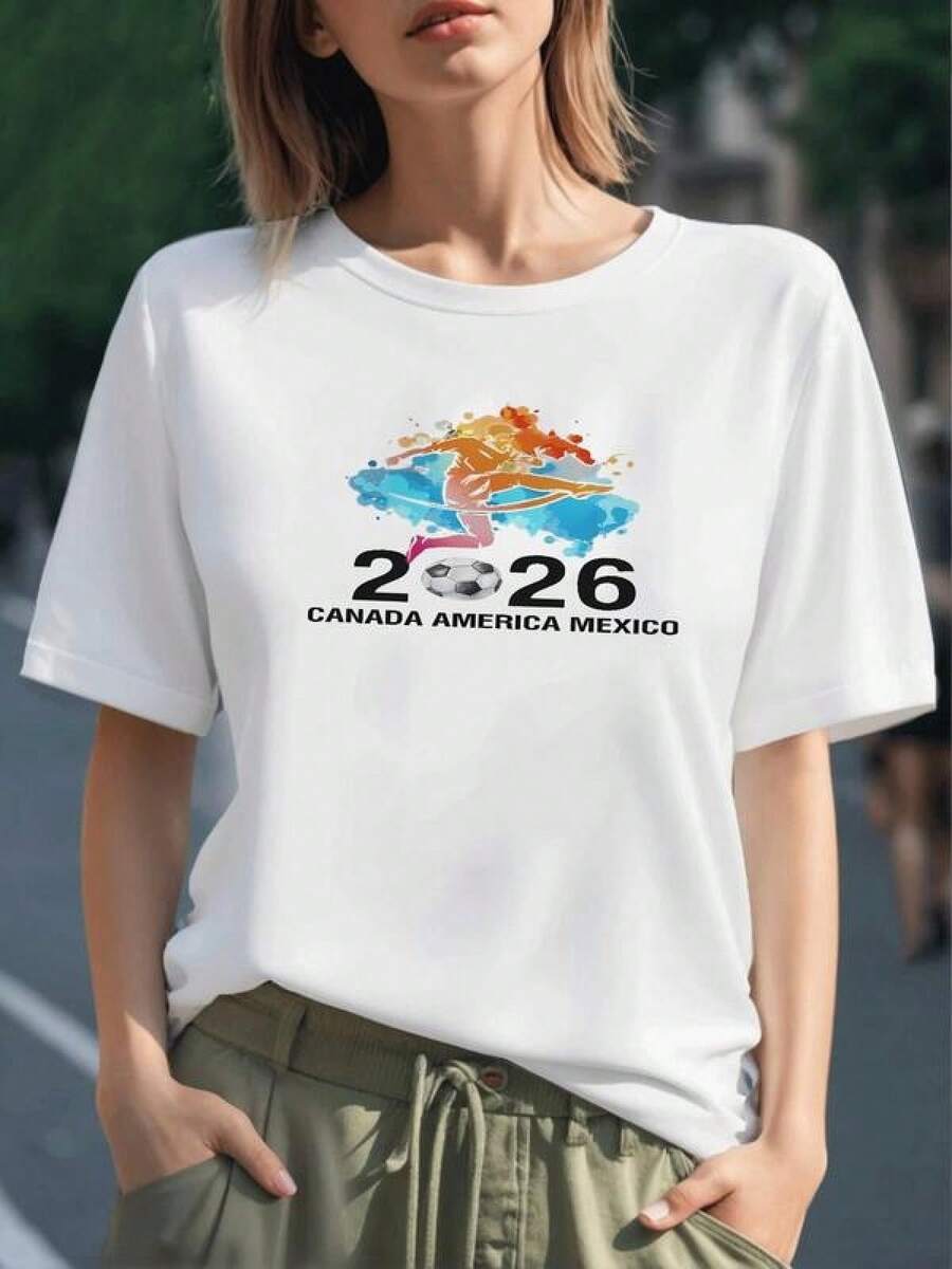 Figura colorida de una jugadora corriendo tras un balón que simboliza la pasión y energía del fútbol mundial 2026 celebrando la unión entre Canadá América y México camiseta para mujer 100% algodón cómoda y resistente - Negro - Ver 1