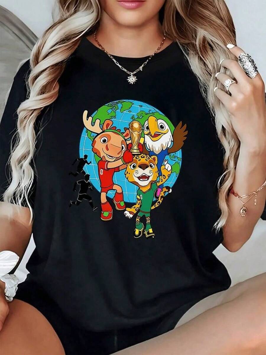 Tres animales amistosos celebran juntos el espíritu del fútbol frente a un globo terrestre colorido simbolizando unidad alegría y pasión deportiva camiseta de mujer con estampado vibrante y moderno - Negro - Ver 1