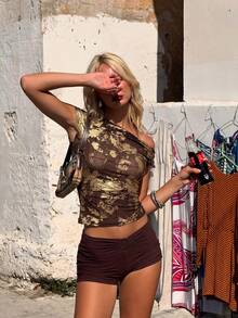 Áo croptop nữ HoloChill 2026 phối màu, kiểu dáng bất đối xứng, không tay, in họa tiết lá vàng thời trang, thiết kế cổ bất đối xứng, phong cách retro đa năng, hàng mới về cho mùa hè, trang phục mùa xuân cho nữ, áo dự tiệc ngày lễ cho nữ, trang phục đi biển cho nữ, trang phục nghỉ hè thanh lịch cho nữ. - Cà phê nâu - Xem 1