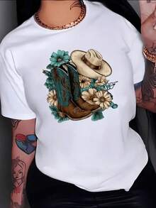 Sombrero de vaquero junto a botas marrones rodeadas de flores turquesas que evocan libertad naturaleza y espíritu aventurero camiseta de mujer casual moderna cómoda para uso diario - Blanco - Ver 1