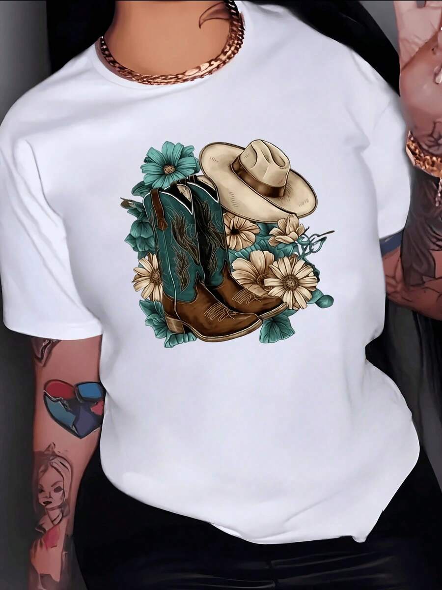Sombrero de vaquero junto a botas marrones rodeadas de flores turquesas que evocan libertad naturaleza y espíritu aventurero camiseta de mujer casual moderna cómoda para uso diario - Blanco - Ver 1