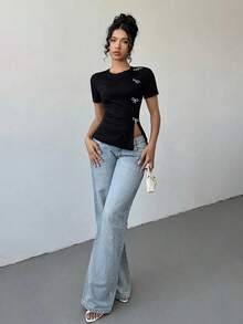 Camiseta de cuello redondo con abertura lateral y decoración de lazo con cristales para mujer - Negro - Ver 3