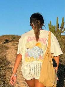 Edición Limitada: Camiseta Gráfica Vintage de Talla para Mujer, Corte Holgado Casual con Cuello Redondo y Manga Corta, Estampado de Ondas Solares, Ropa de Playa con Estética Y2K, Top Transpirable de Verano para Vacaciones, Estilo Surf, Ropa Urbana, Estilo Boho Chic para Uso Diario, Perfecta para Playa, Vacaciones, Viajes, Salidas de Fin de Semana, Reuniones Informales, Festivales de Verano, Escapadas Costeras, Look Urbano. Algodón Ligero. - Albaricoque - Ver 7