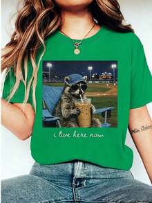 Camiseta de béisbol divertida con diseño de mapache Aquí Ahora, Camiseta Aquí Ahora, Camiseta para amantes del béisbol, Camiseta divertida con gráfico de campo de béisbol, Regalo para fanáticos del béisbol, Camiseta para el día del partido, Ropa para el 4 de julio para mujeres, Día del partido de la Copa del Mundo, Camiseta suave y ligera, Fácil de combinar con todos los atuendos. Camiseta gráfica de algodón% para mujer, estilo Y2K, cuello redondo, corte holgado. - Verde - Ver 3