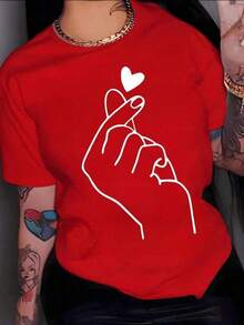 Playera con diseño formando un corazón como símbolo de cariño y unión representando gestos de amor, estampado, casual de mujer, cuello redondo, manga corta, ideal para todos los días, llamativa, moderna, holgada, ideal para tí.2026 - Rojo - Ver 6