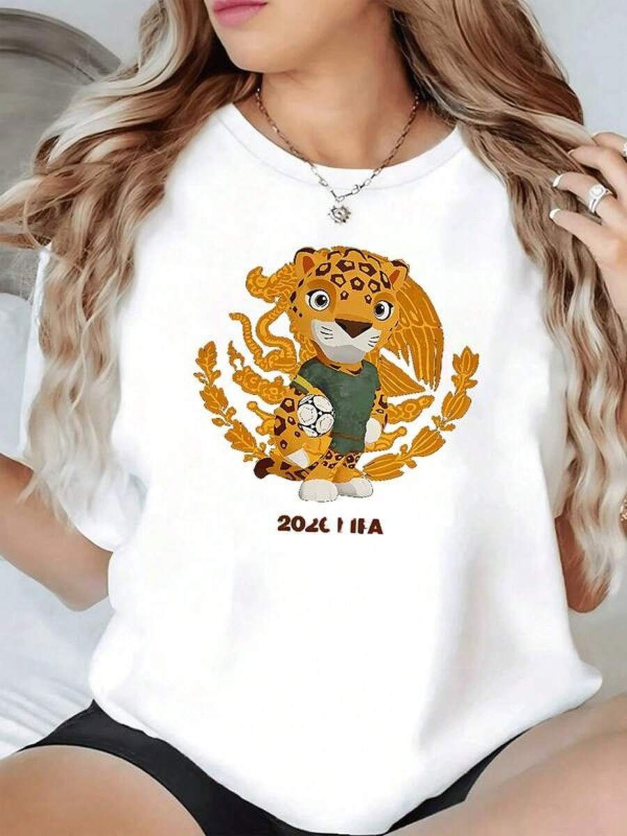 Jaguar con espíritu deportivo sostiene un balón rodeado de emblemas dorados que representan fuerza energía y pasión por el fútbol 2026 IFA camiseta de mujer cómoda y moderna - Negro - Ver 1