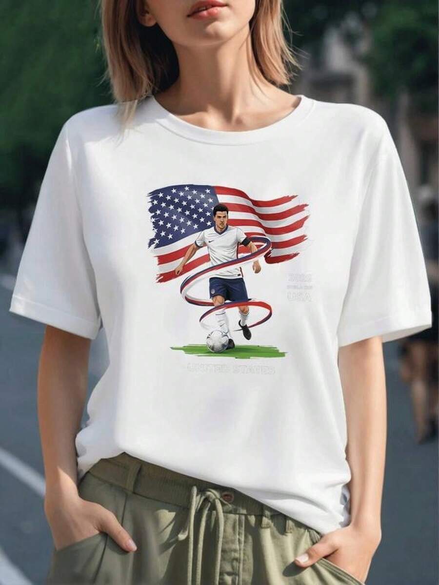 Jugador de fútbol en acción con la bandera de Estados Unidos y espíritu patriótico del Mundial 2026 que evoca energía y pasión deportiva camiseta para mujer 100% algodón - Negro - Ver 1