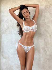 Set de 2 piezas de lencería compuesto por sujetador y pantie con bordado floral y tela de malla para mujeres - Blanco - Ver 4