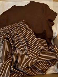 Conjunto de camiseta de manga corta con cuello redondo y estampado de oso de dibujos animados, y pantalones a rayas con cordón en la cintura para mujer - Marrón - Ver 2