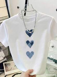 Camiseta informal de manga corta y cuello redondo para mujer con estampado de corazón en patchwork vaquero. Top de poliéster bonito para looks de diario. - Blanco - Ver 2