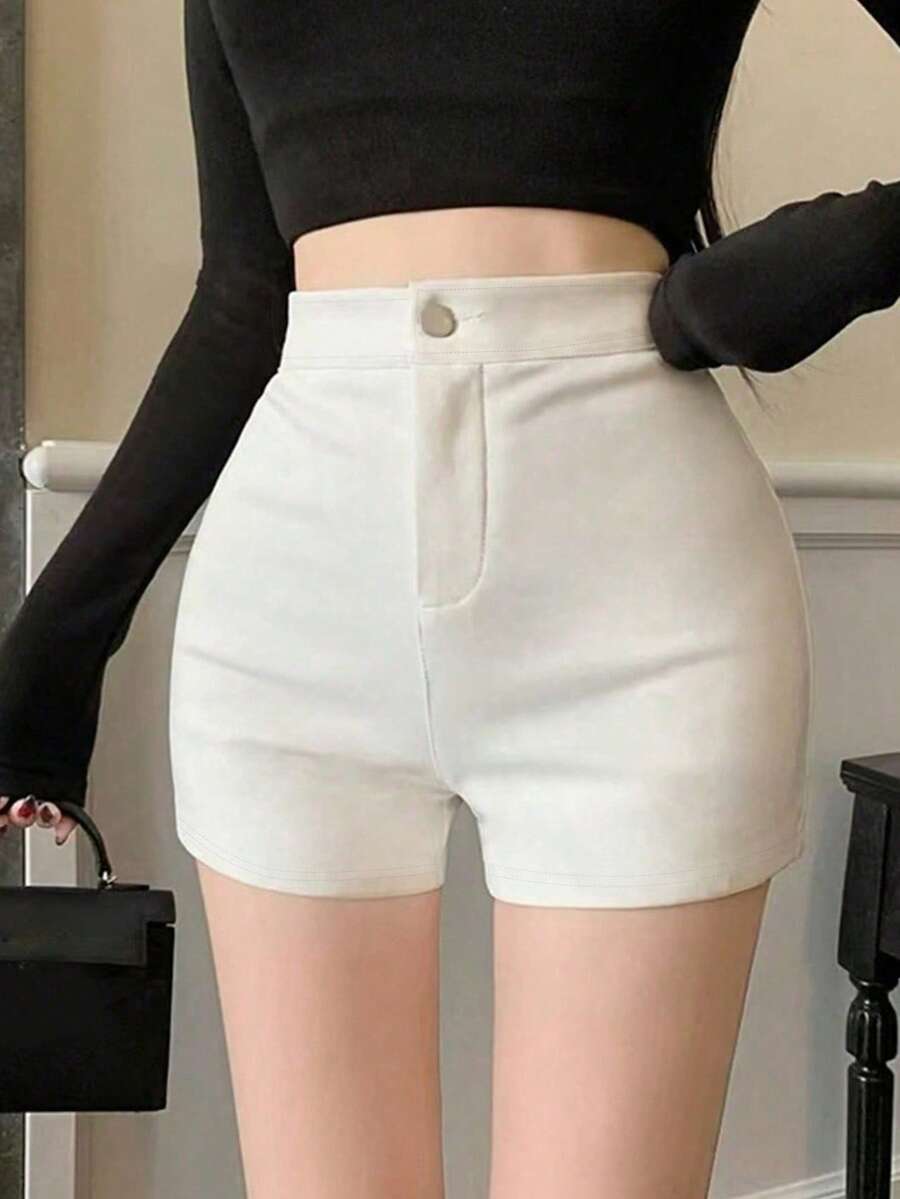 女款純色極簡休閒短褲，適合夏季穿著。注意：請穿著膚色內衣。白色，隨性風格