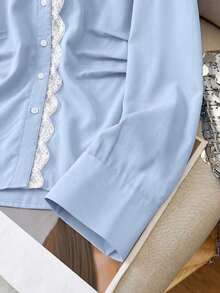 Blusa de manga larga con cuello vuelto, parches de encaje y diseño rejuvenecedor de moda, para primavera/verano - Azul - Ver 4