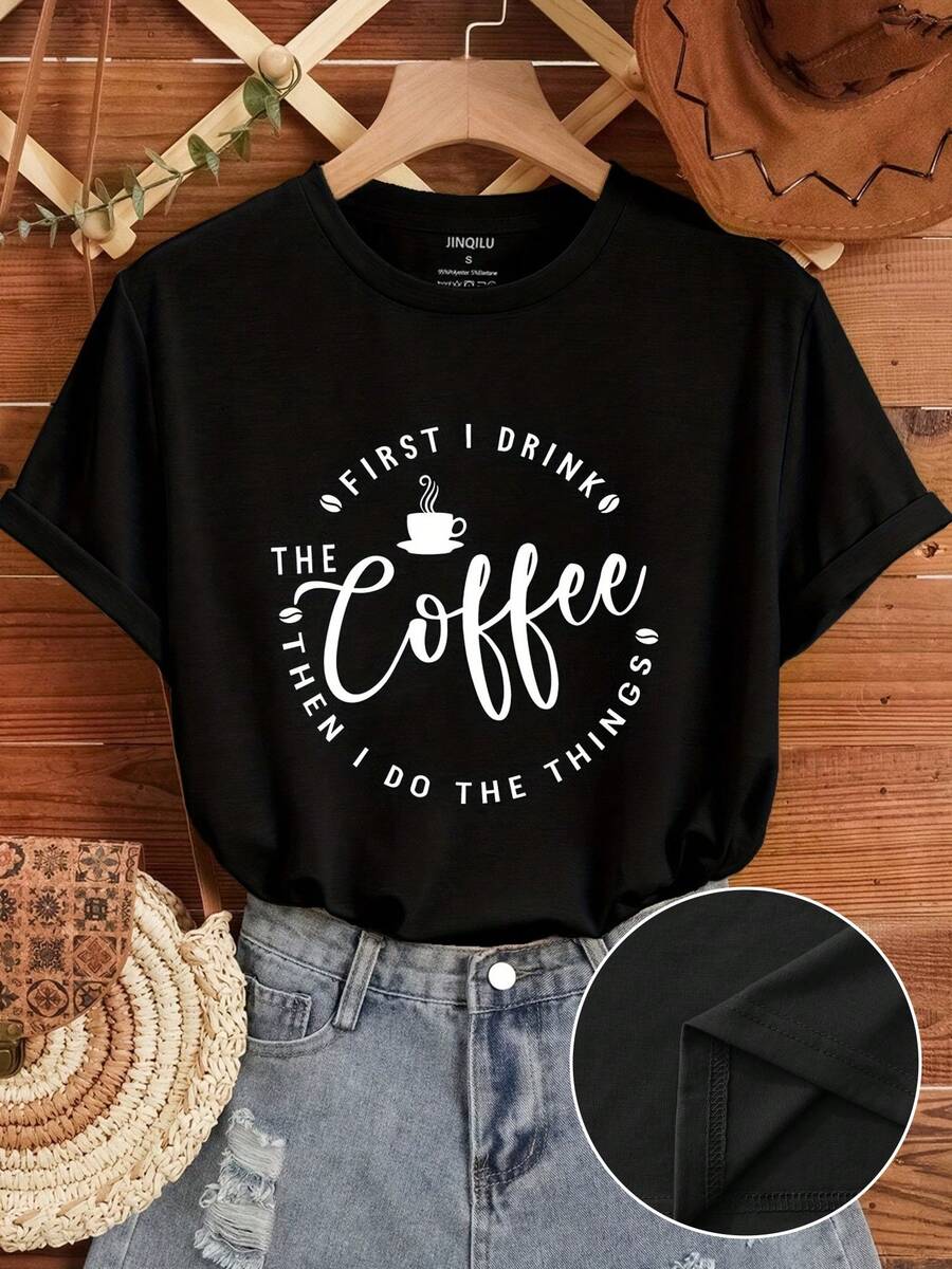 Camiseta Estampada para Mujer - Camiseta Casual de Manga Corta y Cuello Redondo en Color Negro con Diseño de Cita en Cursiva Blanca sobre Café, Con Corte Relajado para Todas las Estaciones, Perfecta para Uso Diario y Atuendos de Vacaciones (Lavable aáquina). - Negro - Ver 1