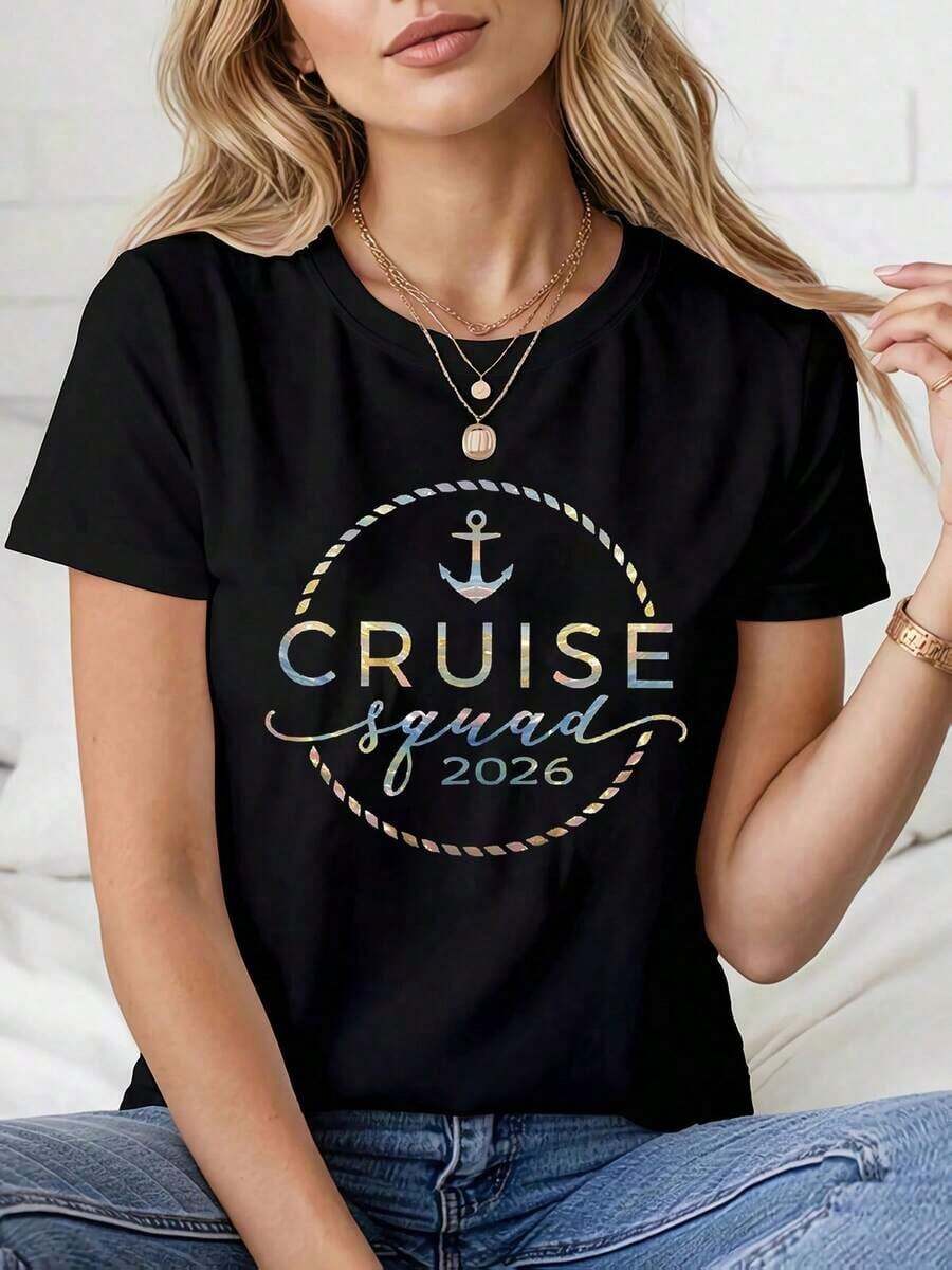 Suave, transpirable y ligera para comodidad durante todo el día. Camiseta de uso diario Cruise Squad con estampado de letras, manga corta, cuello redondo, estilo casual para verano y primavera, ropa de mujer. Cuello redondo clásico con un corte relajado que favorece todas las formas del cuerpo y es fácil de combinar con jeans, shorts y leggings. - Negro - Ver 1