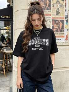 Camiseta de manga corta con cuello redondo suave y casual para mujer, estampado gráfico vintage desgastado de Brooklyn, Nueva York, EE. UU., fundada en 1998, adecuada para uso diario. - Negro - Ver 9