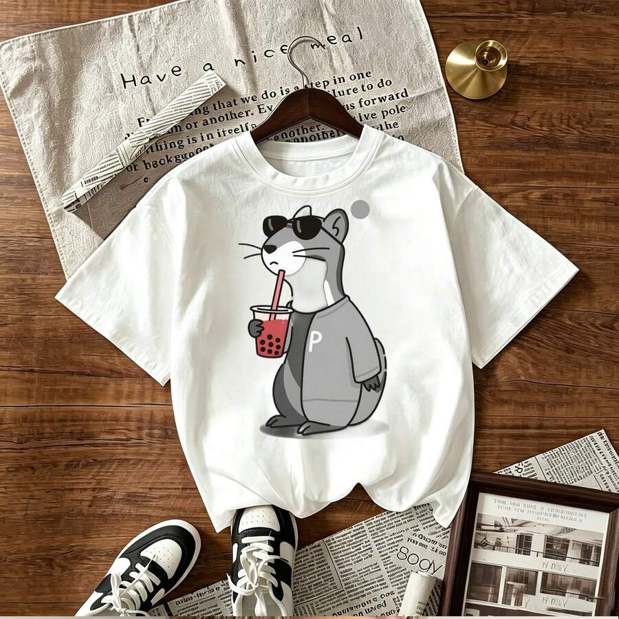 cool raccoon wearing sunglasses sipping bubble tea printed on a casual gray t-shirt perfect for summer vibes comfortable and stylish design for women easy to match with jeans or shorts fun and trendy graphic for everyday wear cute animal print with a playful twist unique fashion statement piece for casual outings and social media posts lightweight breathable fabric ideal for warm weather relaxed fit for ultimate comfort and style. - Blanco - Ver 1