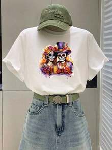 Camisetas Ligeras con Estampados Gráficos para Mujer - Diseño del Día de Muertos Mexicano - Camiseta negra de manga corta y cuello redondo, con vibrantes motivos de calaveras y flores del Día de Muertos, coronas de caléndula y diseños de sombreros, lavable a máquina, ropa casual para vacaciones de primavera/verano, 100% algodón, una opción popular. - Blanco - Ver 1