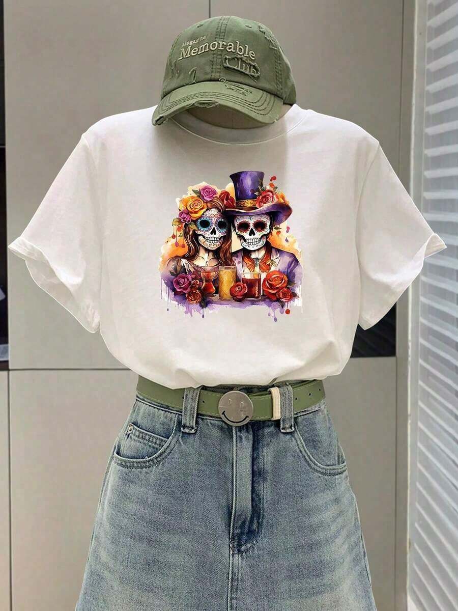 Camisetas Ligeras con Estampados Gráficos para Mujer - Diseño del Día de Muertos Mexicano - Camiseta negra de manga corta y cuello redondo, con vibrantes motivos de calaveras y flores del Día de Muertos, coronas de caléndula y diseños de sombreros, lavable a máquina, ropa casual para vacaciones de primavera/verano, 100% algodón, una opción popular. - Blanco - Ver 1